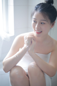 把双腿打开往花蒂里针扎ⅤK视频